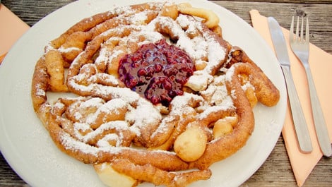 Strauben: Rezept für die Südtiroler Süßspeise